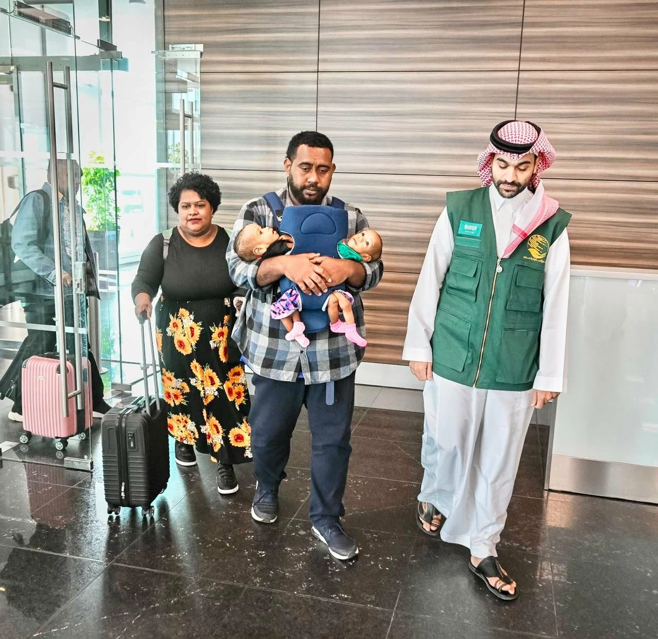 مبادرة إنسانية سعودية: توأمان فيجيان ملتصقان يصلان الرياض لدراسة إمكانية الفصل